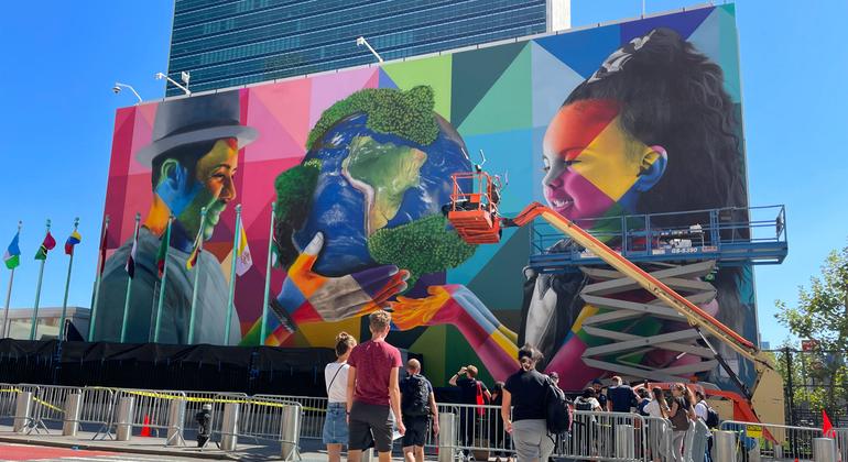 Brazilian artist’s mural ‘for the planet’ proves big draw for UN General Assembly | UN News – SDGs